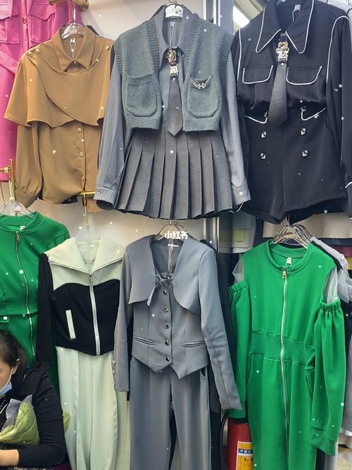 店主在廣州服裝批發市場每日更新